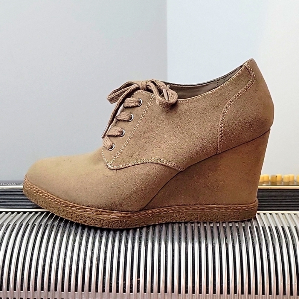 CLASSY COMFORTABLE XAPPEAL TAUPE FAUX SUEDE WEDGE LACE UP ANKLE BOOTIES SIZE 8
